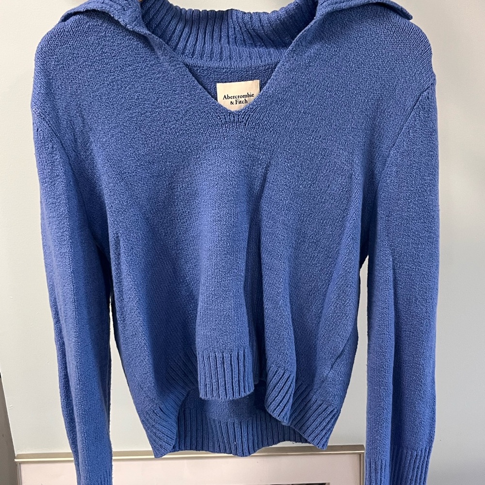 Women’s textural notch neck small blue Abercrombie sweater never worn